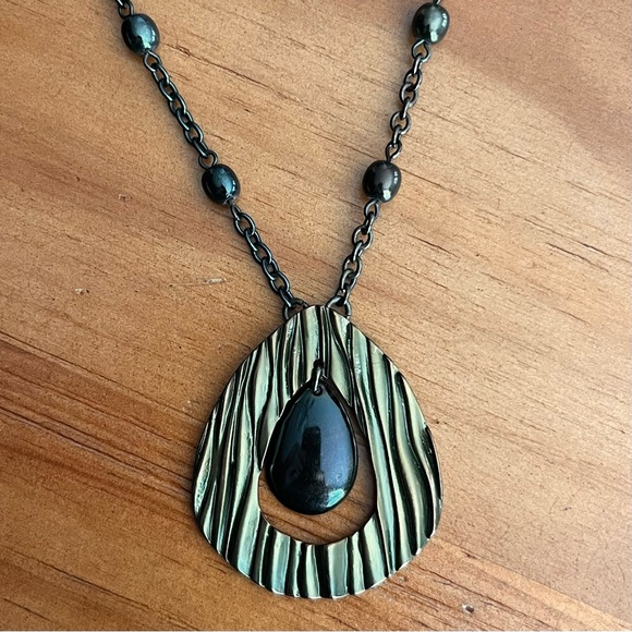 Liz Claiborne Metallic Statement Necklace - Picture 1 of 7
